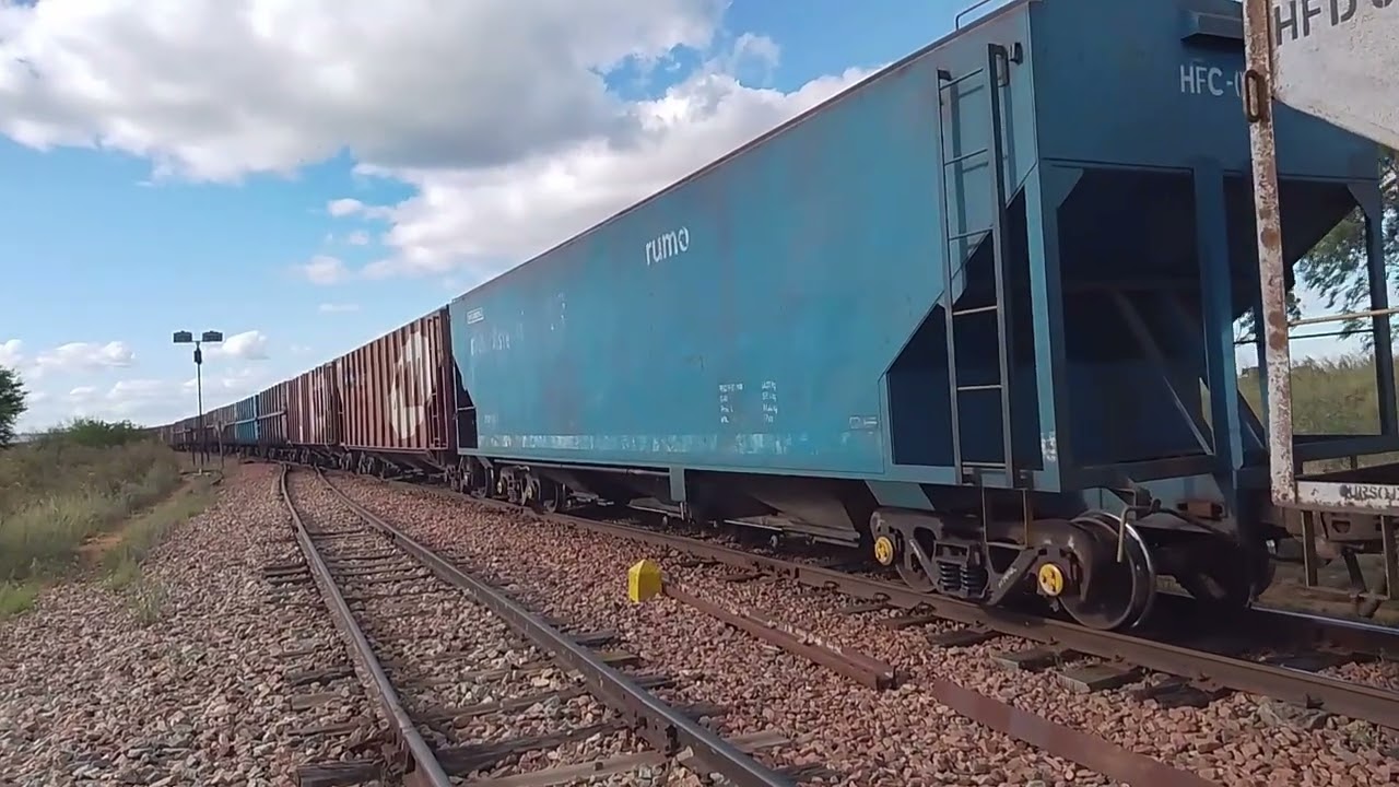 Trem Carregado Parando e Saindo, e a Locomotiva da Cauda Passando Com Aceleração e Areia!