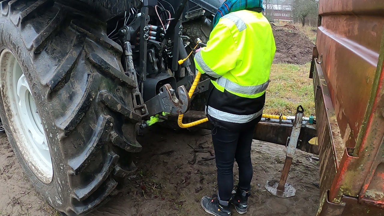 Traktorin peräkärryn kiinnittäminen turvallisesti.