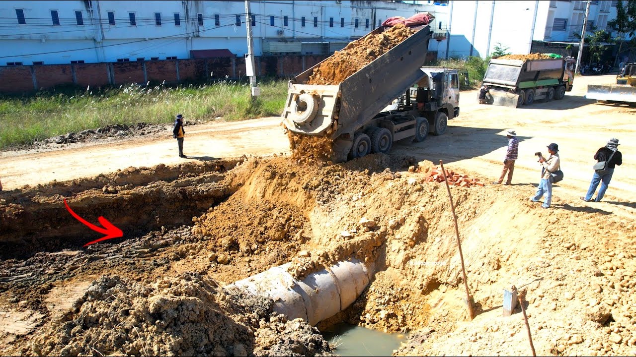 Nicely !! First Start new work landfill building road by Heavy dump truck 25T unloading soil into