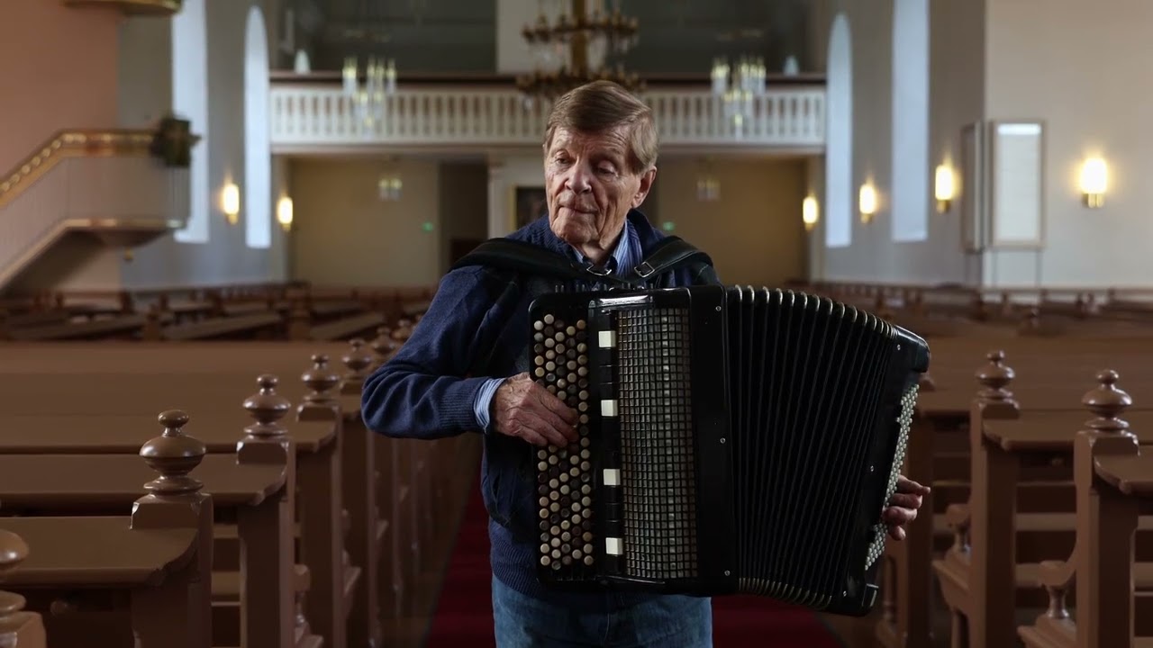 Veikko Ahvenainen soittaa harmonikkaa