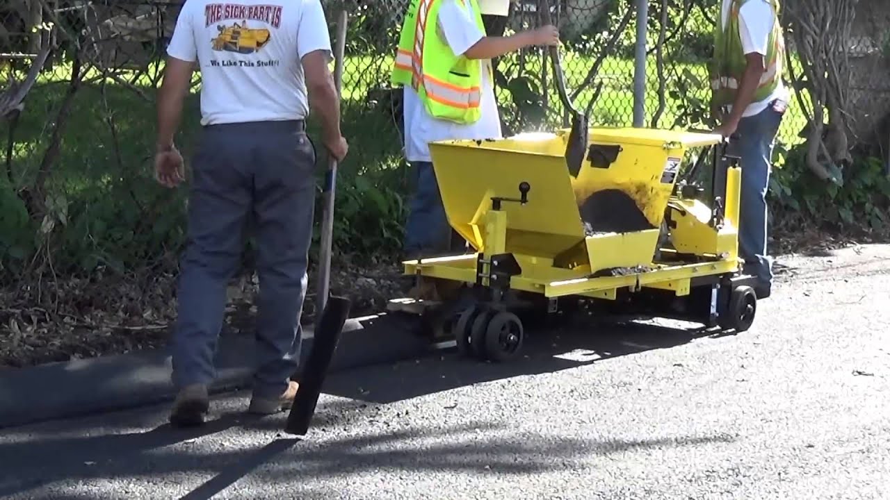 MC 550 Extruding a asphalt curb