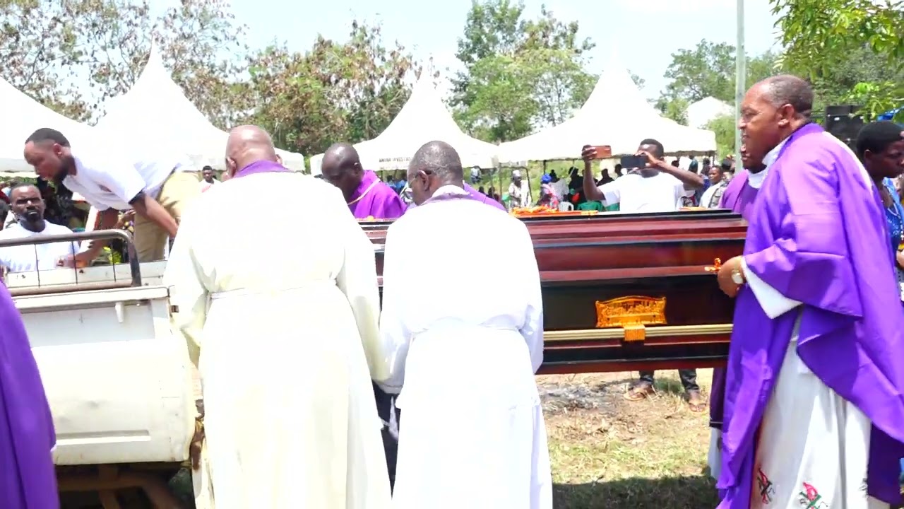 MAPADRI WAKIWA WAMEBEBA JENEZA LA MAMA KOLETA WAKATI WA MAZISHI
