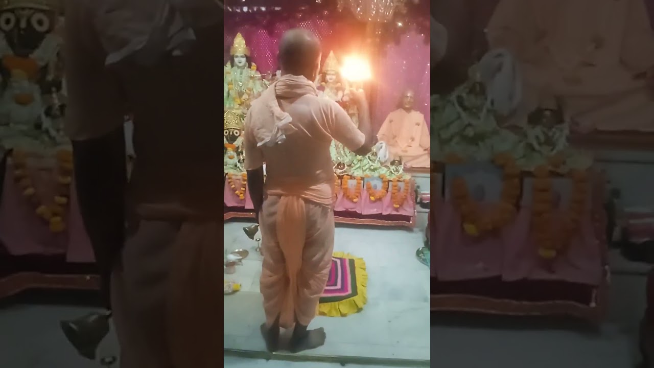 দক্ষিণে নিতাইচাঁদ বামে গদাধর নিকটে অদ্বৈত শ্রীনিবাস ছত্রধর বসিয়াছে গোরাচাঁদ রত্নসিংহাসনে আরতি করেন