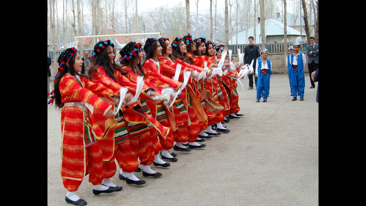 Hakkari Yüksekova'da Bir Okul Mehmetçik  İO 23 Nisan 2011 Hakkari Yöresi Dans Gösterisi