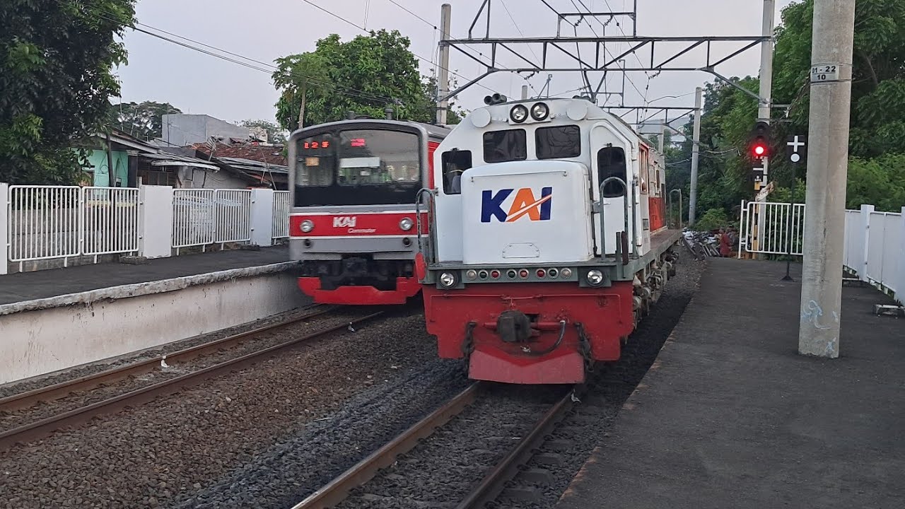 KUMPULAN KERETA API DAN KRL COMMUTER LINE DI STASIUN PONDOK JATI JR 205, TM 6000, CC 201