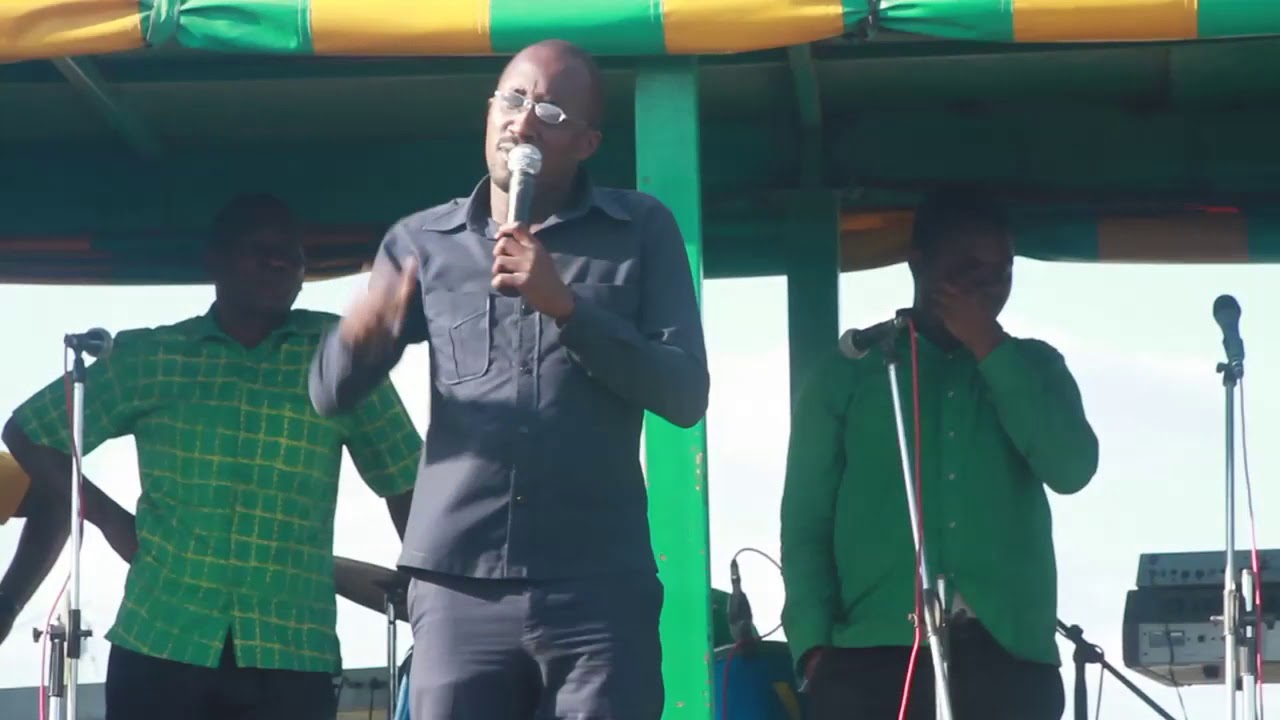 OSCAR NYERERE AKIIGIZA SAUTI ZA WATANGAZAJI RAINFRID MASAKO WA ITV NA GODWIN GONDWE NK.