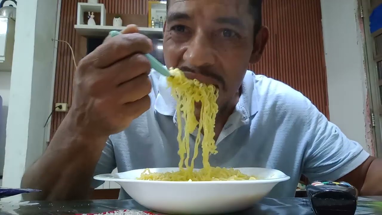 Almoço de hoje miojo 🍳🥘🍜😁👆