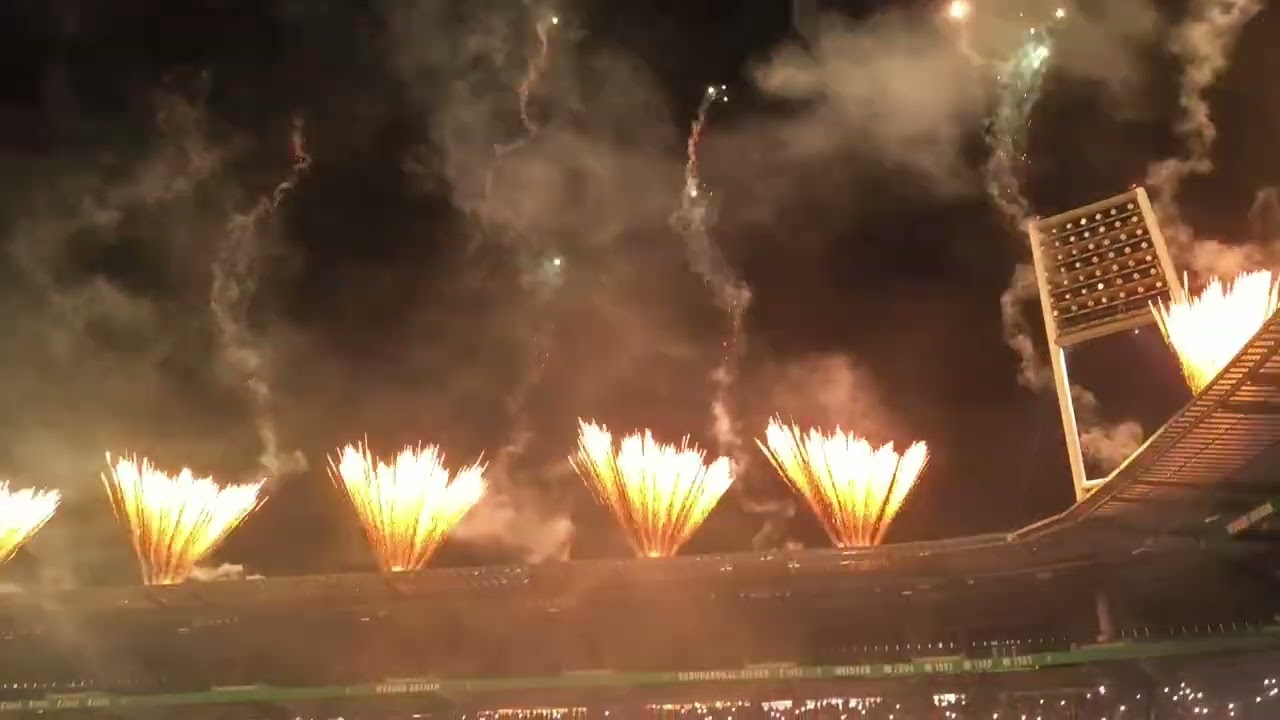 Diegos letzten Minuten im Weserstadion, Abschiedsgrüße, Lichtershow und Feuerwerk