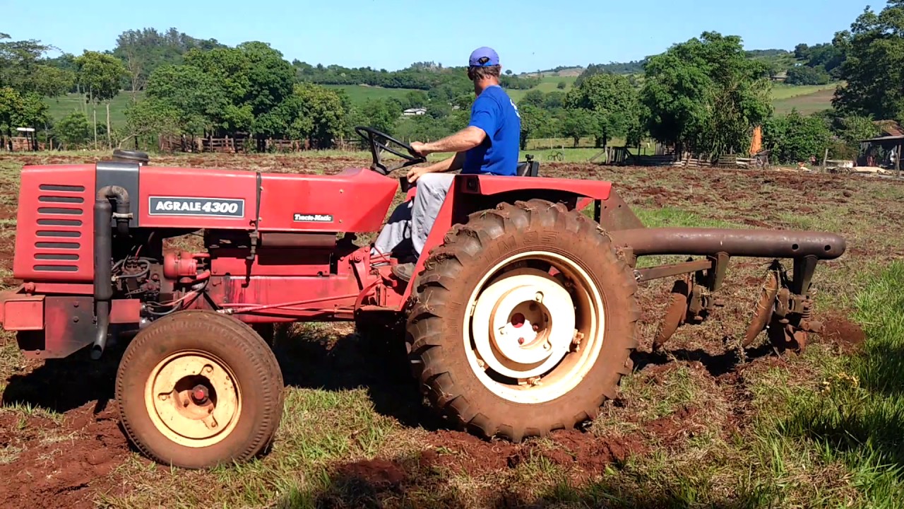 Trator Agrale 4300 com arado MF 204