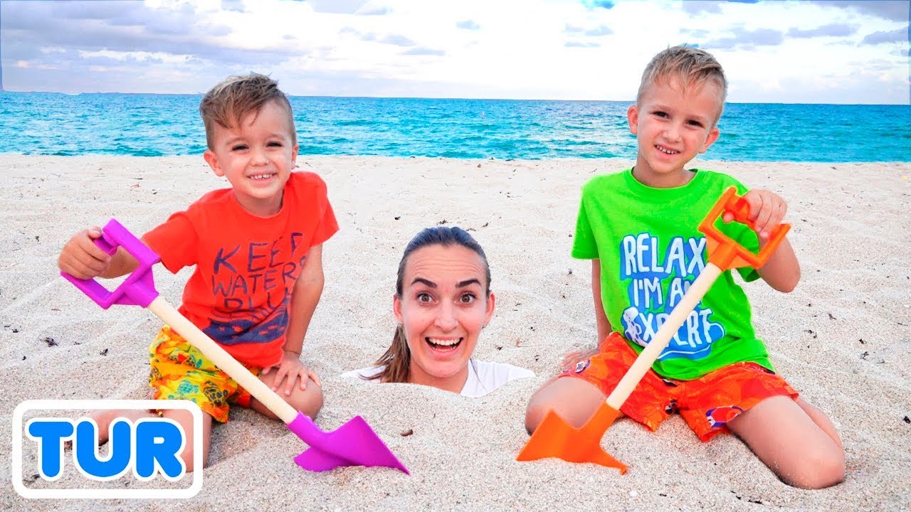 Vlad ve Nikita sahilde eğlenceli bir g&uuml;n ge&ccedil;irdi! Anne ve kum ile oynamak