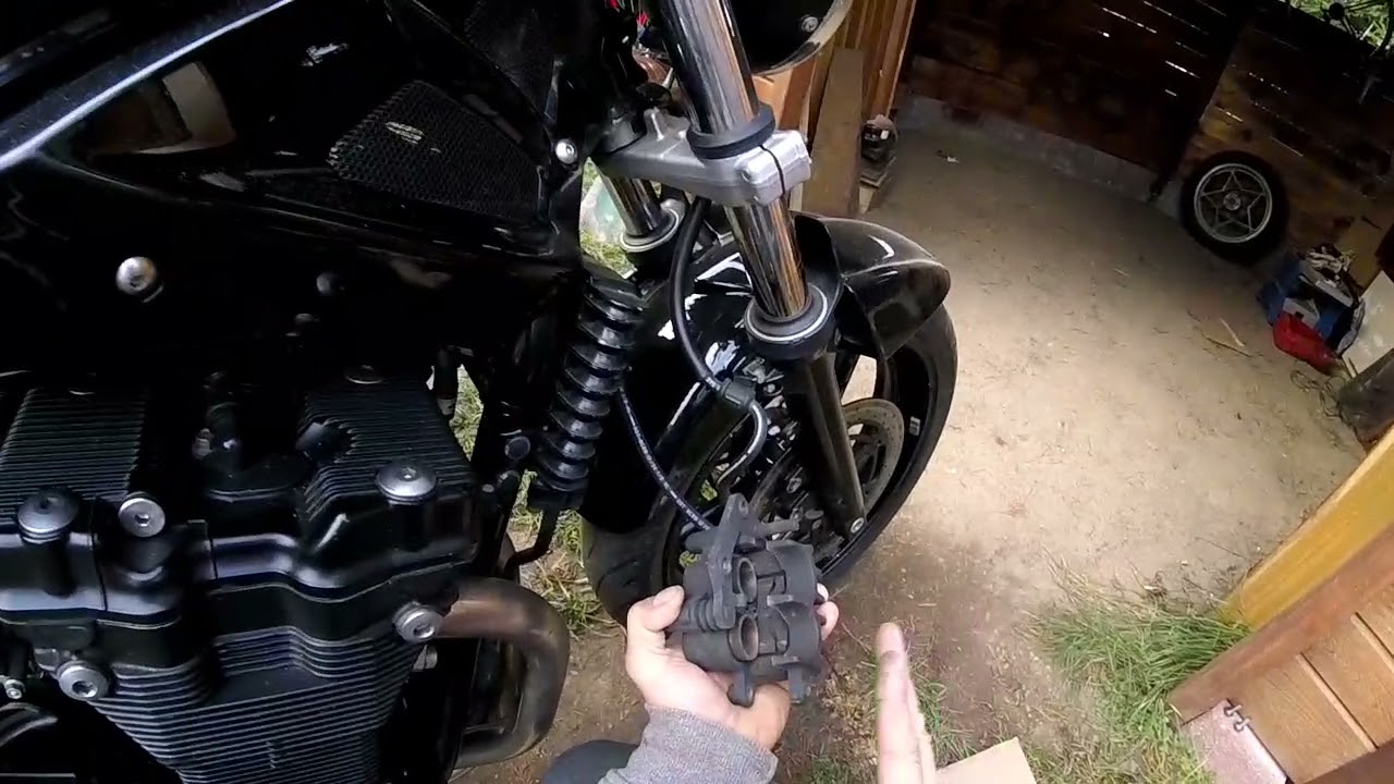 Wymiana klocków hamulcowych - przód - Suzuki GSF 650 Bandit