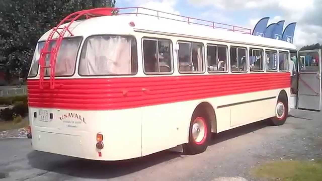 autobus pegaso en marcha petardeando