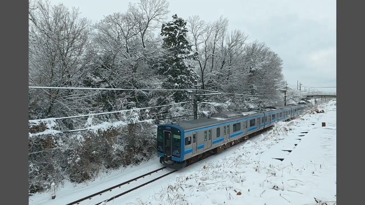 雪景色を行くJR相模線E131系・2026年2月8日