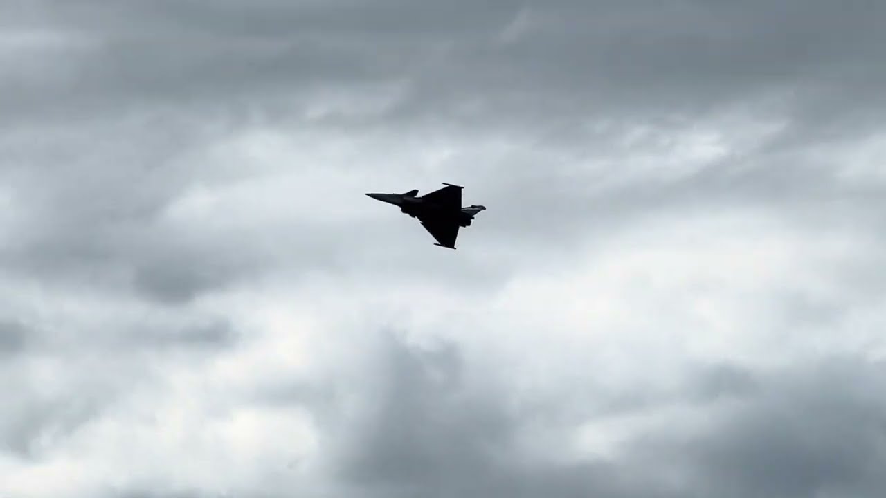 Rafale Fighter Jet shows amazing aerial maneuvers - Trouville Resort 2023 🇫🇷