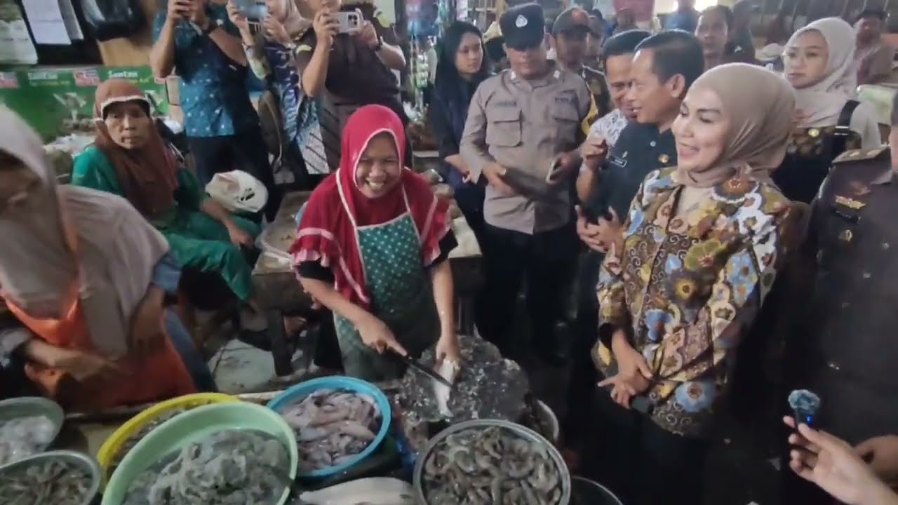 BUPATI KENDAL BLUSUKAN KE PASAR CEPIRING YANG RUSAK PARAH 