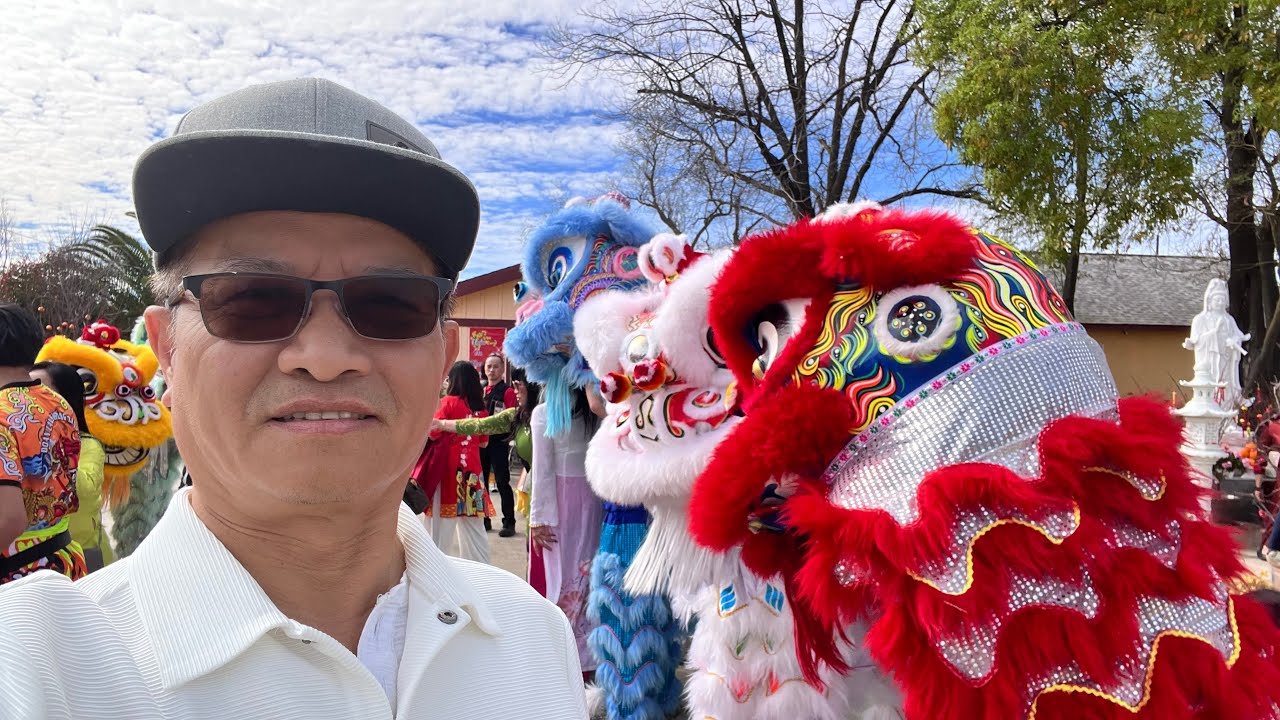 Khung cảnh hội Tết Bính Ngọ (mùng 13) trong chùa Việt Nam vùng thủ phủ Sacramento, bắc California 