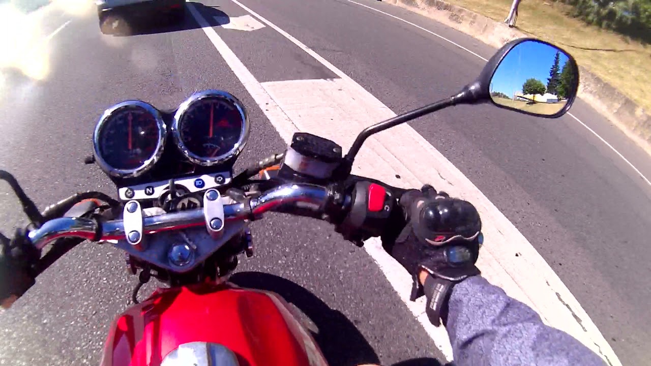 Saliendo a autopista en la Suzuki En 125