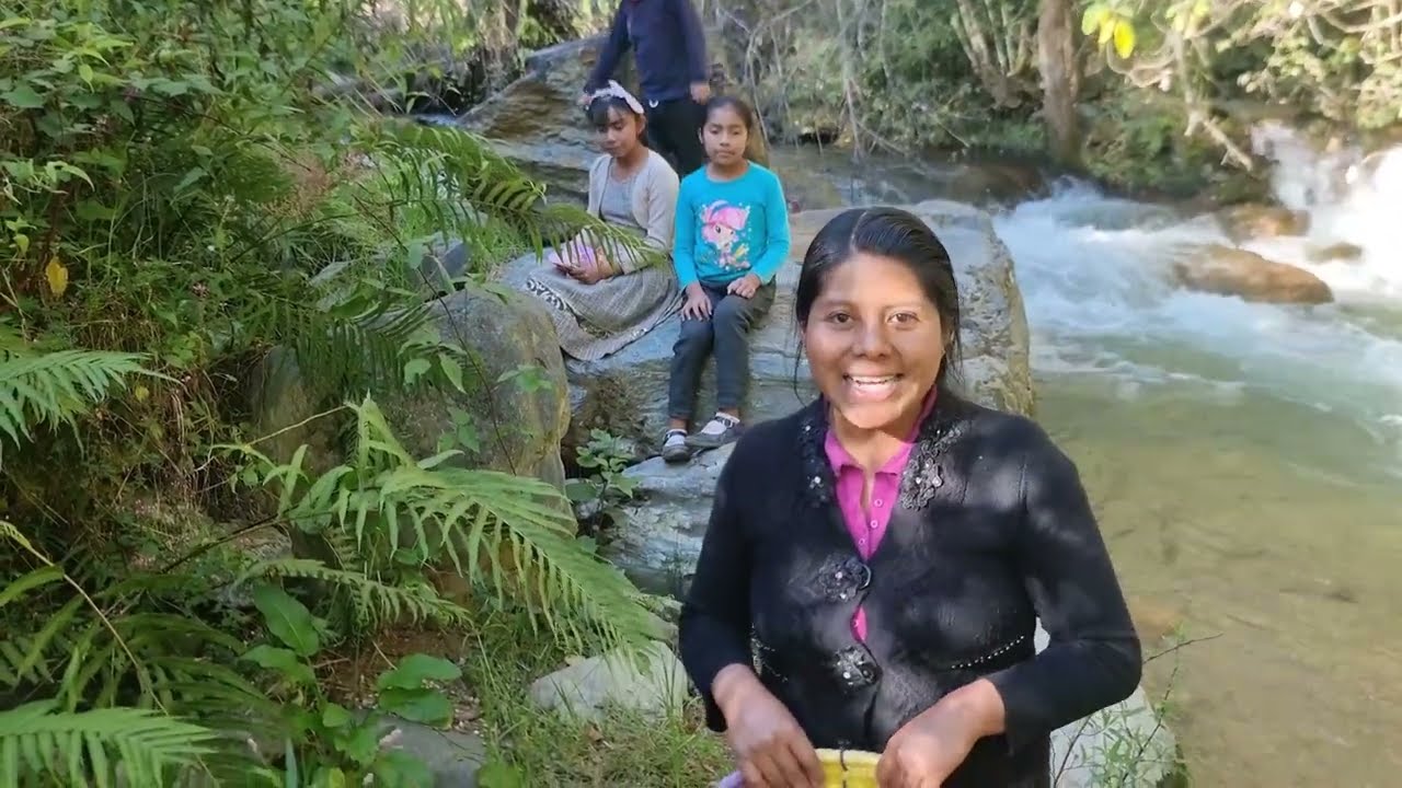 ✅️😃Disfrutando ricas limas en el río 