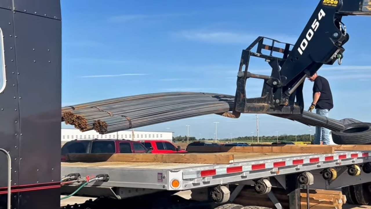 Someone Could have been killed!! #ownerop #peterbilt379 #trucking #caterpillar#bigrig #ownauthority
