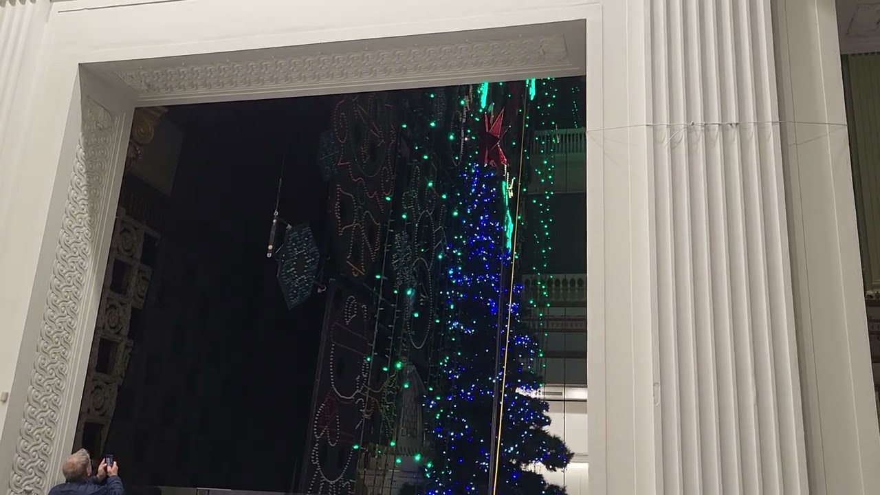 Come with us to see the light show at John's wannamaker.