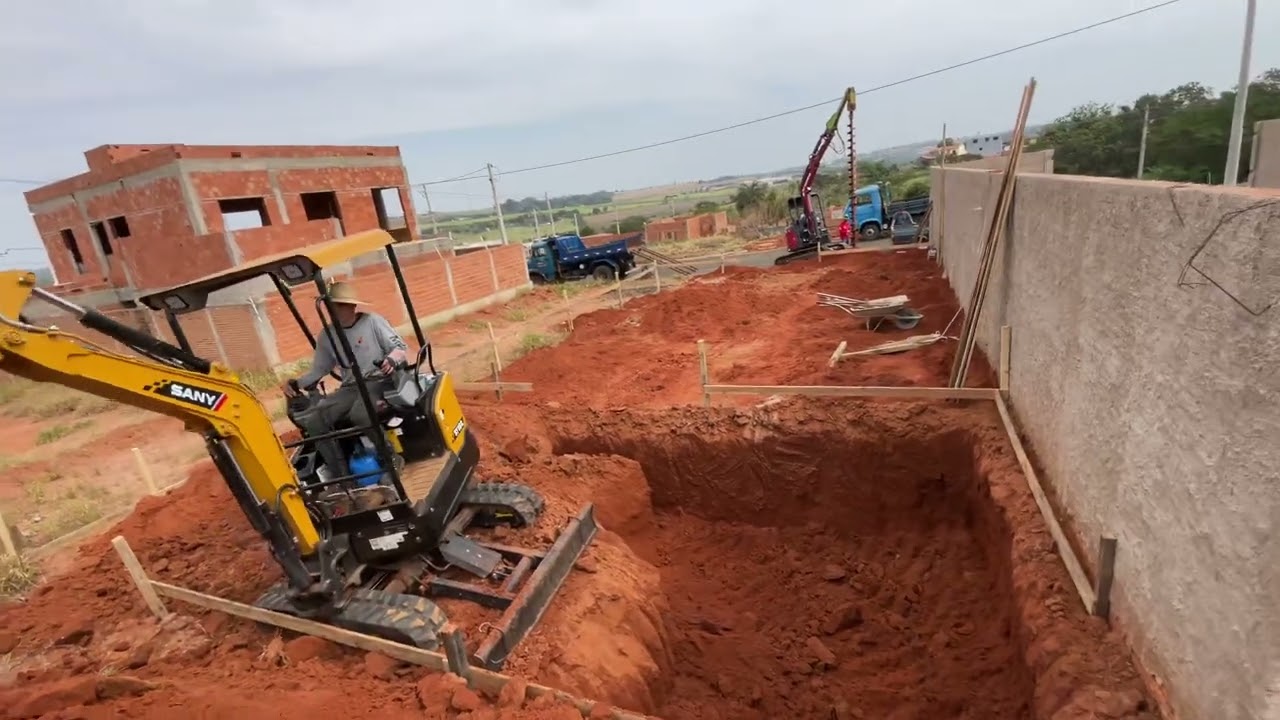 Mini Escavadeira Sany SY16 escavando piscina