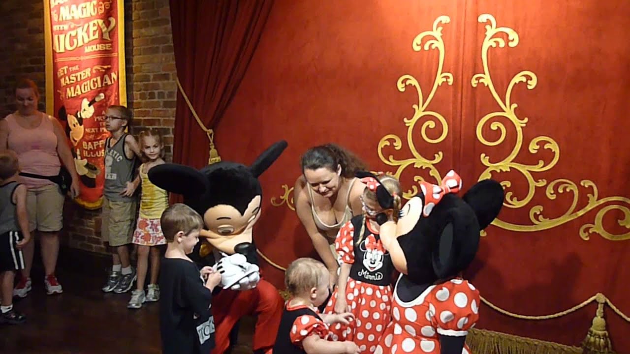 Caleigh meets Mickey & Minnie Mouse wdw