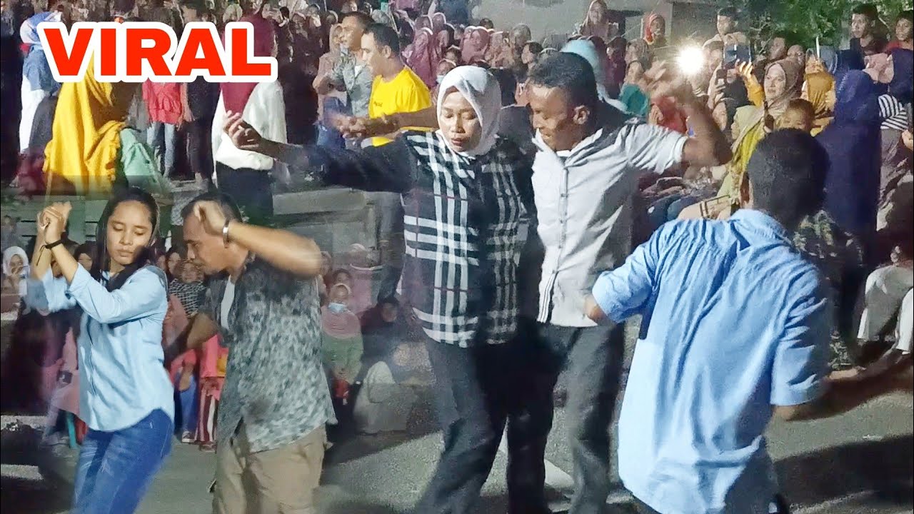 Fokus Ibu Baju Kotak dan Pasangannya 