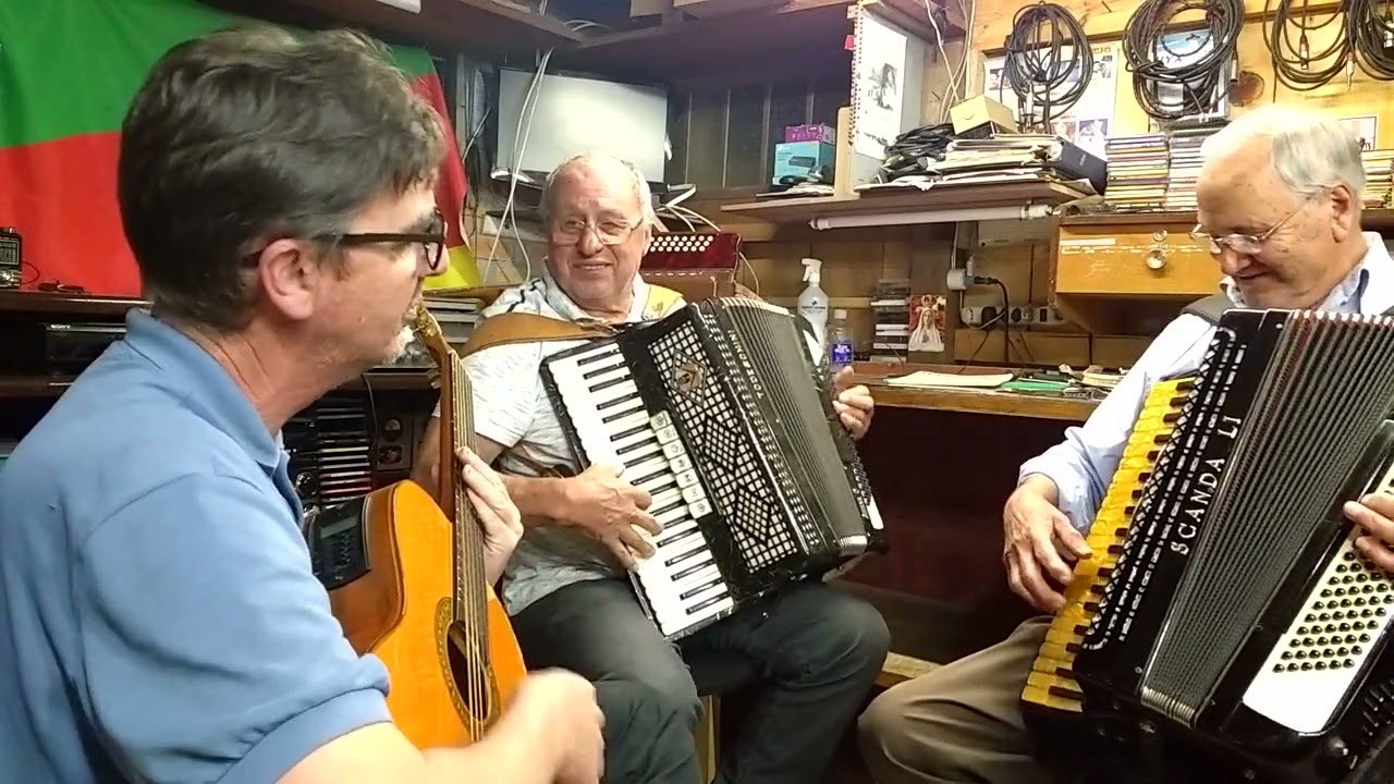 QUE MORENA TÃO BONITA DE HONEYDE BERTUSSI EM CANTANDO E CONTANDO CAUSOS COM JEFFERSON E CONVIDADOS