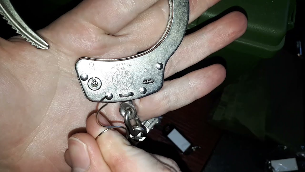 Smith & Wesson M104 High Security Handcuffs Single Lock Picked With Keyring