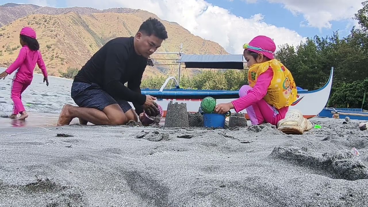 Pundaquit Zambales | Rhian and Rayna Sand play 