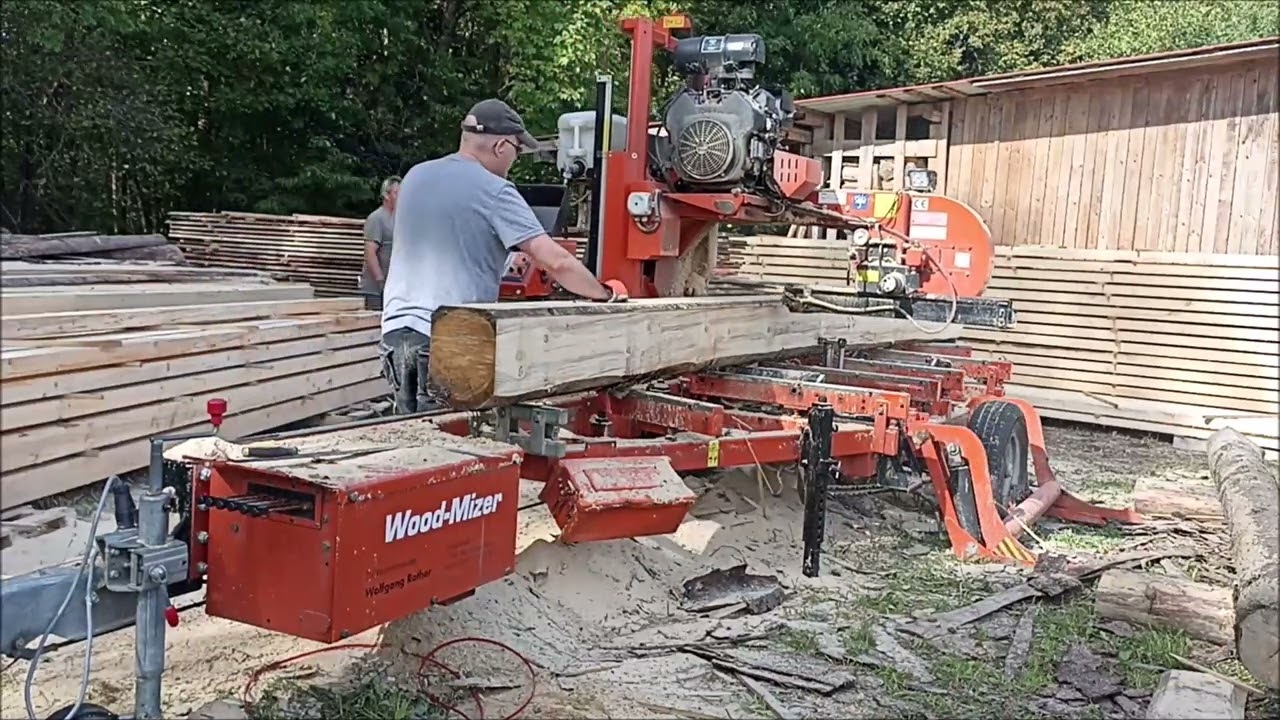 Kanth&ouml;lzer schneiden auf einer Blockbands&auml;ge