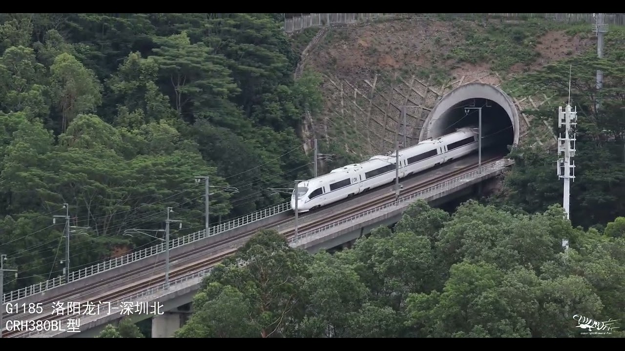 【Edward】深圳龙华区阳台山森林公园下边有一圈绿道，在绿道的山水连城这位置可以欣赏风景，看下边两条高铁列车驶过。