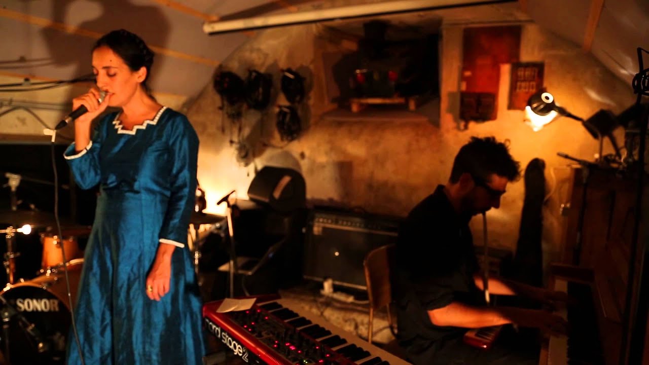 ויקטוריה חנה - היושבת בגנים Victoria Hanna -Hayoshevet Baganim-