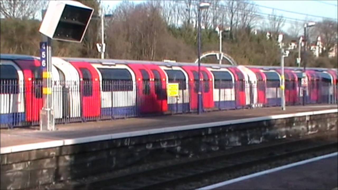 Trains at Ealing Broadway | 14/01/12