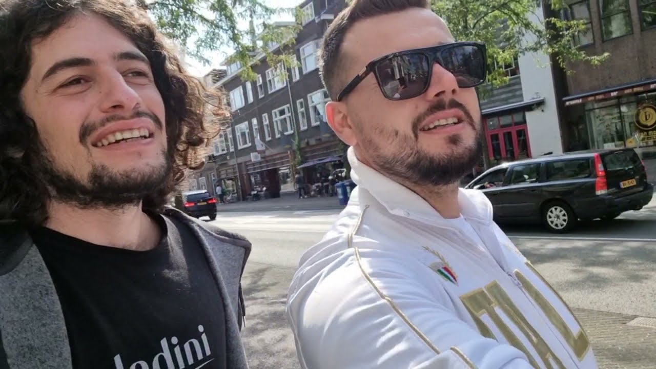 Poli 77: Eindhoven, Hollandë. Mevlani i ngrë këngë Arjan Konomit