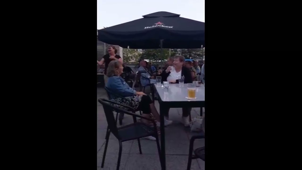 Rocking hearts keikkavideo Mollys malone