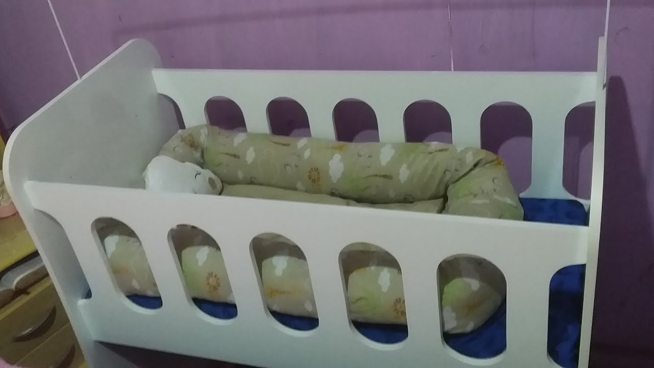 montando o berço que o asafe ganhou no chá rifa  /onde será o quartinho dele