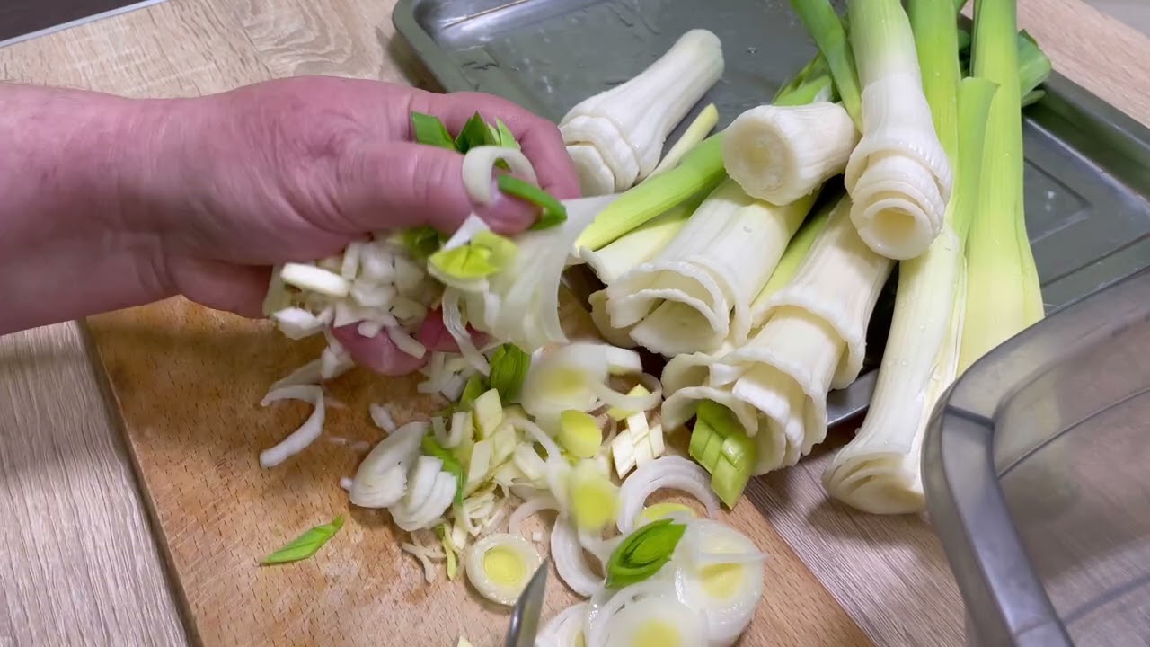 Посмотрела огород, приготовила куриную печень с луком порей, получилось вкусно!
