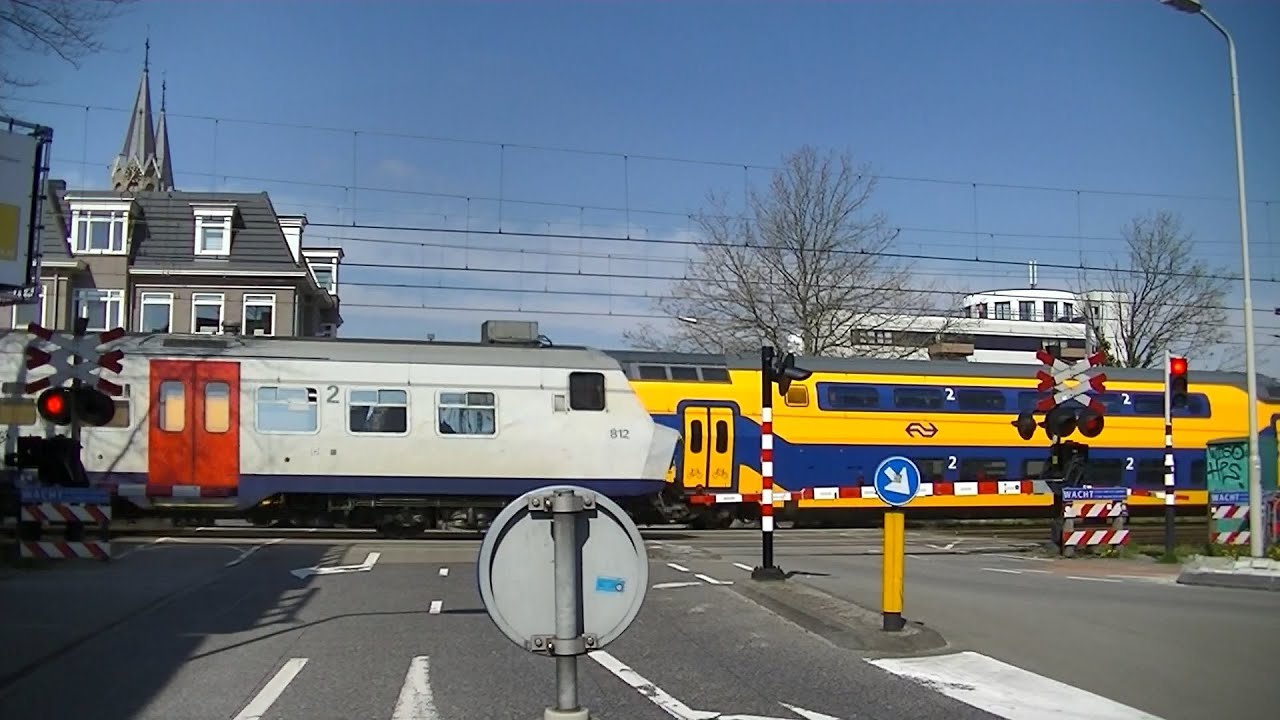 Spoorwegovergang Roosendaal // Dutch railroad crossing