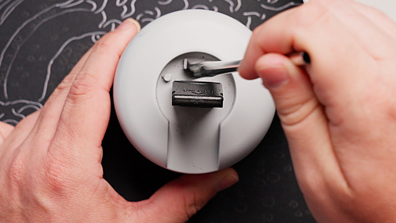 Cleaning a Strobe Battery Toggle Lock