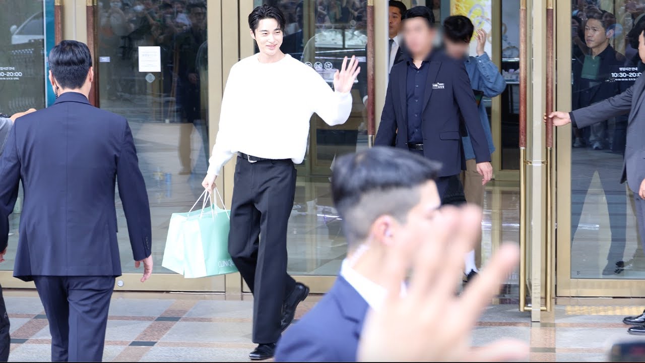 변우석 순정만화 주인공이 실물에 튀어나온 느낌. 크리니크 쇼핑백 들고 행사장 퇴근하는 ByunWooSeok /24.09.09/