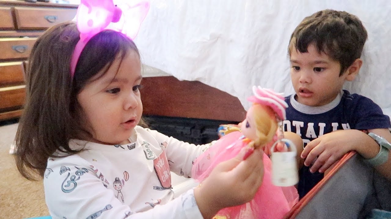 ANAK KE TIGA ? BUKA HADIAH DARI INDONESIA