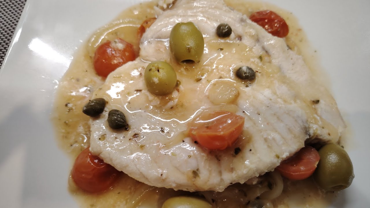 PEZ ESPADA EN SALSA MEDITERRÁNEA 