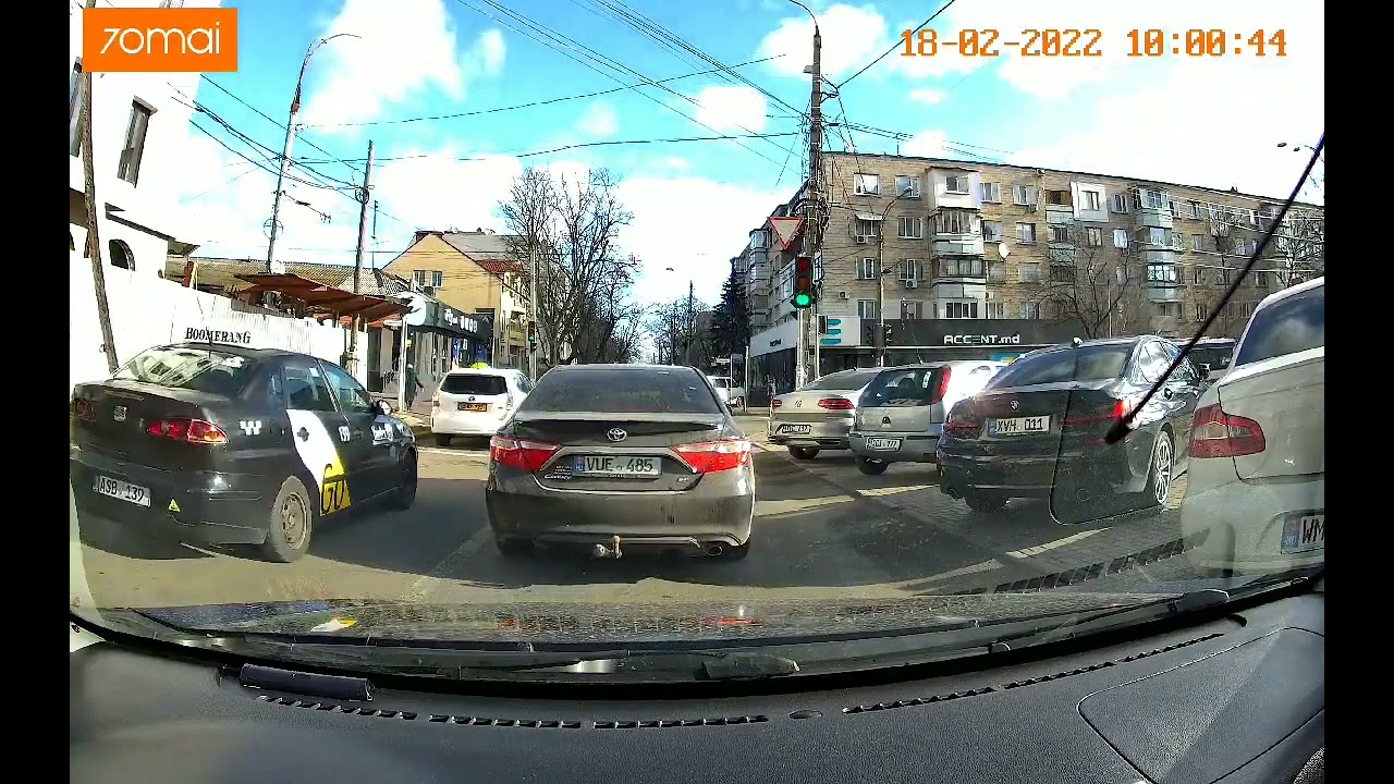 Șofer de troleibuz discută la telefon și trece la roșu în Chișinău