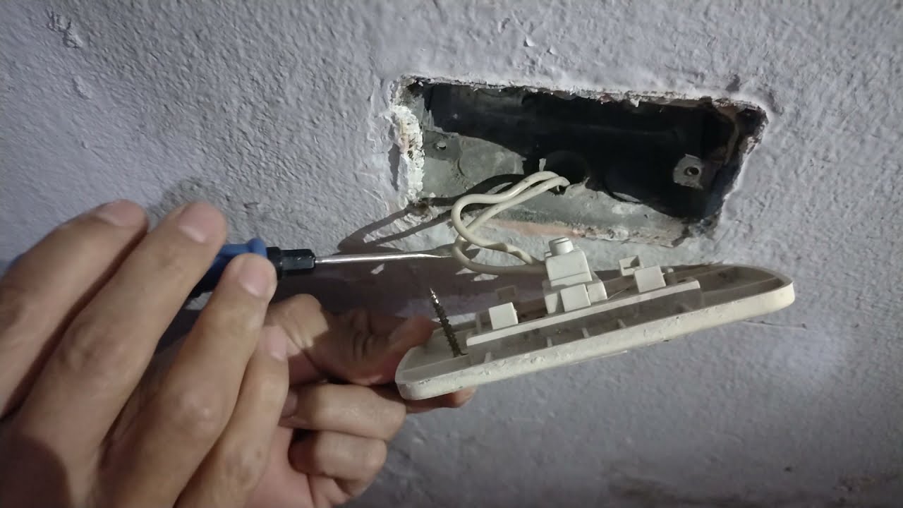 Cómo Solucionar Un Tomacorriente Flojo Cuando no tiene La Pestaña de la caja Rectangular