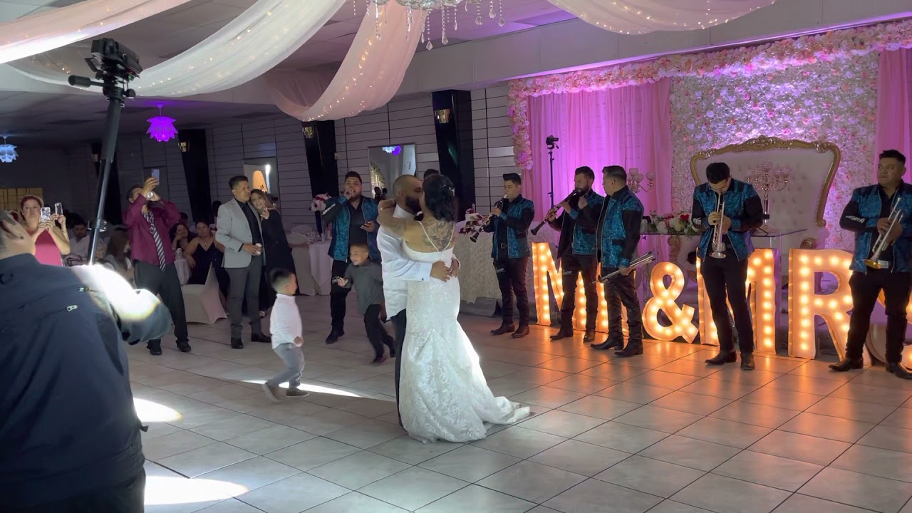 Entrada espectacular con banda enkantadora en la boda de marcos y Maritza