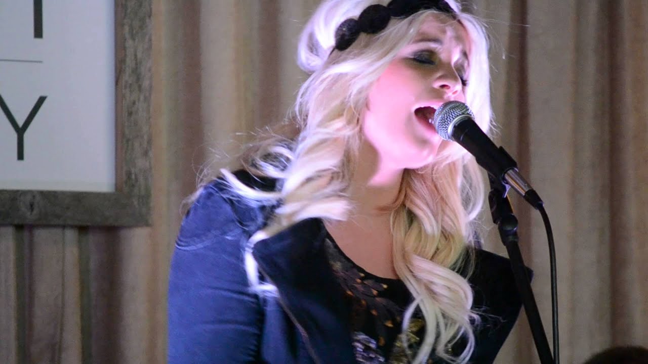 Lauren Alaina debuts a new song