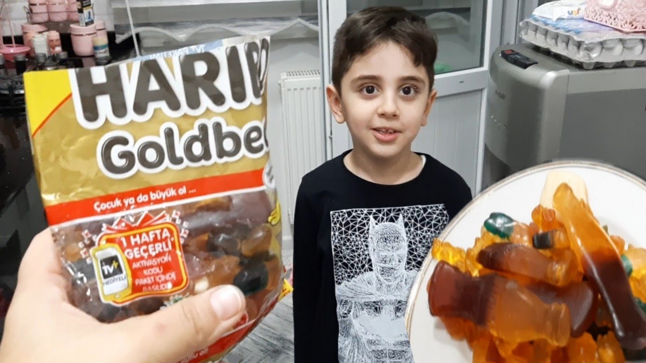 Efe jelibonlardan dondurma yapmak istedi. Jelibonlar dondurma kabında sıkıştı çıkmadı.