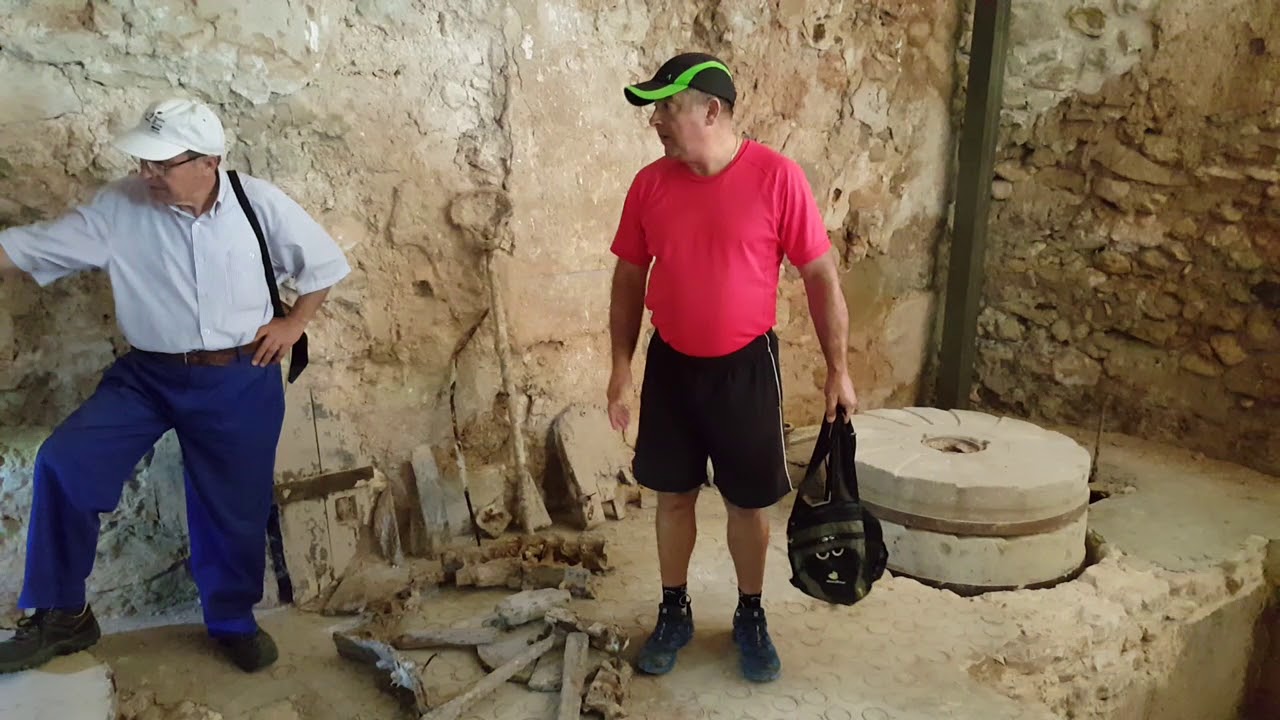 Eugenio Marco explicando el funcionamiento del molino del r&iacute;o Ch&iacute;camo