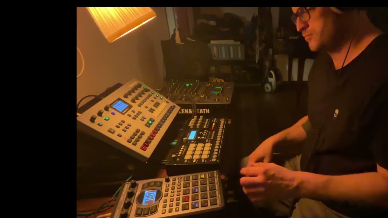 Techno liveset on Elektron A4 & Rytm with Roland SP404mkII